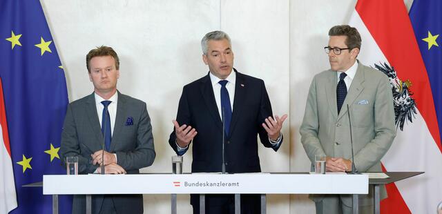 Bundeskanzler Karl Nehammer (ÖVP) lud am Mittwoch zu einem Wirtschaftsgipfel ins Bundeskanzleramt ein. Gemeinsam mit Wirtschaftskammerpräsident Harald Mahrer und dem Präsidenten der Industriellenvereinigung Georg Knill wurde ein "Schulterschluss zwischen Politik, Wirtschaft und Industrie" beschlossen.  | Foto: BKA