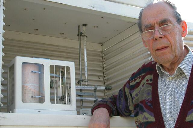 Robert Zinterhof, sen., verstorben  2012, bei einem seiner dreimal täglichen "Wetterbeobachtung und Aufzeichnung" im 60. Jahr seines Ehrenamts im Jahr 2007.  | Foto: Zinterhof