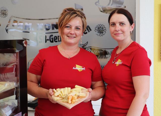 Kerstin Klug (li) und Sieglinde Hammerl von der Mooskirchner Käserei ließen den mit Gold ausgezeichneten milden Mooskirchner Schnittkäse und die jüngste Kreation, den Mooskirchner Camembert verkosten.  | Foto: Edith Ertl