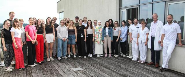 Primar Christian Zwettler, Claudia Haberl, Ärztlicher Direktor Christian Helmreich, Georg Danzinger mit den Studentinnen und Studenten | Foto: LK Zwettl