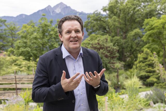 LR Zumtobel bei der Zertifikatsübergabe im Botanischen Garten | Foto: © Land Tirol/Die Fotografen