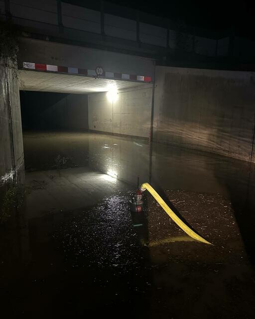 Einsatz auch für die Mitglieder der Freiwilligen Feuerwehr Langenwang – hier im beim Auspumpen einer Unterführung.  | Foto: Freiwillige Feuerwehr Langenwang
