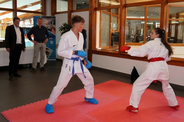Fabio Deutsch und Nora Wiesner, WM-Teilnehmer vom Karateclub Fürstenfeld, führten Kampftechniken vor. | Foto: Stadtgemeinde Fürstenfeld