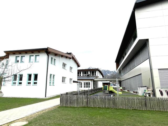 Ensemble mit Kindergarten, Turnhalle, Volksschule. | Foto: Kogler