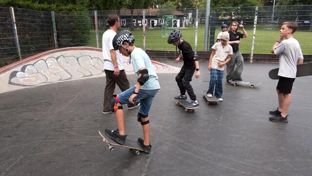 Im Währinger Park kann man gratis skaten. Der Verein "Skate for fun" gibt die Tipps.  | Foto: Pölzl/MeinBezirk