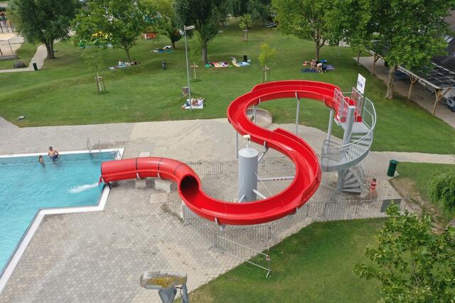 Die Rutsche im Seebad Rust erstrahlt in neuem Glanz, inklusive Tunnel und Wendeltreppe.  | Foto: Gerold Stagl