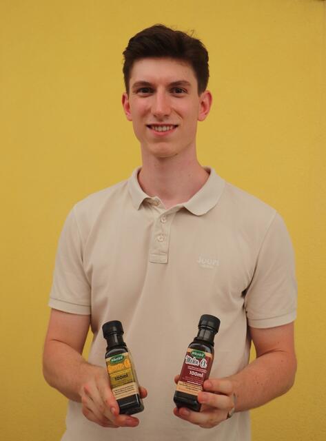 Clemens Lackner aus Söding ließ Öle und Pesto verkosten. | Foto: Edith Ertl
