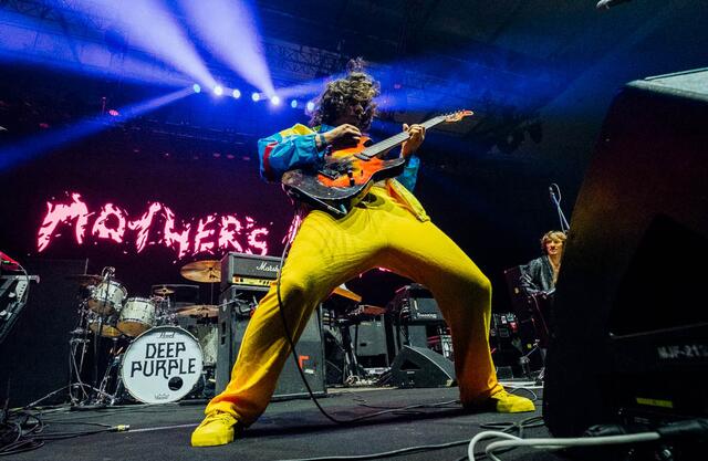 Frontman Yves Krismer von der Band Mothers Cake heizte dem Publikum ordentlich ein.  | Foto: Michael Kendlbacher