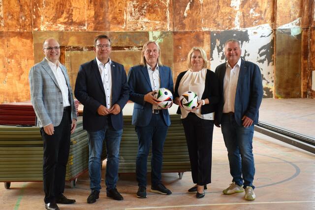 Schulausschussobmann Reinhard Aigner, Bürgermeister Christian Haberhauer, Mittelschuldirektor Markus Loidolt, Bildungsstadträtin Doris Koch, Ortsvorsteher Anton Geister | Foto: Stadt Amstetten