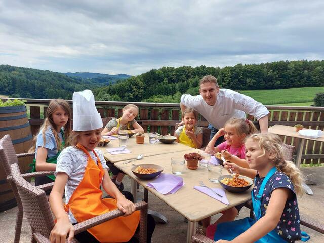Ferienbetreuung: Beim Kollerwirt durften sich die Kinder als Köche versuchen. Anschließend wurde auf der Terrasse gespeist.   | Foto: Gemeinde Neuhaus am Klausenbach