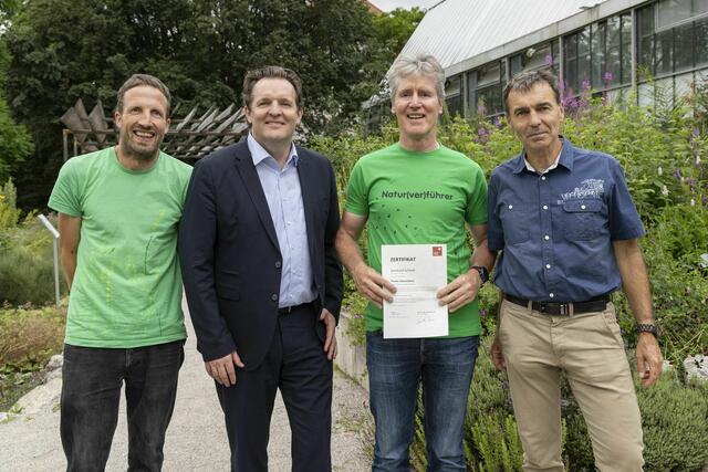 Daniel Baumgartner (Natopia), LR René Zumtobel, Lehrgangsteilnehmer Bernhard Schmid aus dem Bezirk Landeck und Wolfgang Bacher (Natopia) | Foto: © Land Tirol/Die Fotografen