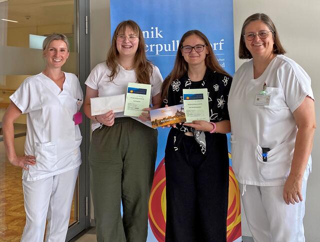 Elisabeth Binder, Anna Rohrhofer (3. Platz), Siegerin Anna-Marie Heiss und Primaria Evelyne Bareck, ärztliche Direktorin der Klinik Oberpullendorf. | Foto: Marlene Mladensich/Gesundheit Burgenland