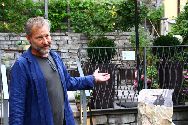 Ein Denkmal des Adneter Künstlers Alexander Steinwendtner erinnert im Genussgarten des Döllerer Stammhauses an den Schauspieler und langjährigen Jedermann Peter Simonischek.  | Foto: Martin Schöndorfer, 2024