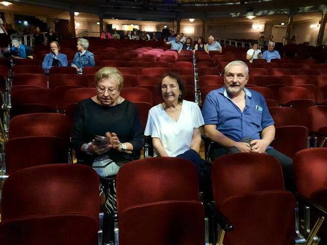 Helga Seunig (Mitte) mit Sohn Wolfgang und Cousine Erika  | Foto: privat/WBS