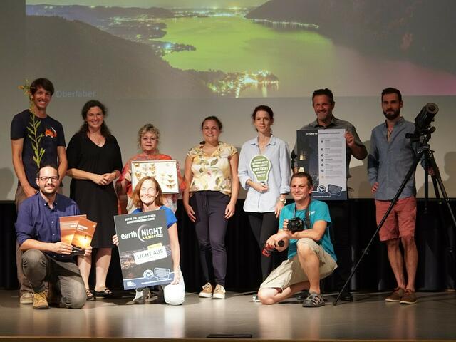 Gruppenfoto_gesamt_Klugsberger/Reitbauer.jpg

Von links nach rechts (oben stehend): Christian Raffetseder (Team Wien), Vize-Bgm. Ulrike Feichtinger (Vize-Bürgermeisterin Stadt Gmunden), Ursula Asamer (Team OÖ), Verena Pühringer-Sturmayr (Klimakoordinatorin Stadt Gmunden), Simone Jungwirth (Bundessprecherin Paten der Nacht), Clemens Schnaitl (Obmann Paten der Nacht), Christopher Rogi (Team Kärnten), 
von links nach rechts (hockend): Stefan Wallner (Team Burgenland), Christina Pichler-Koban (Team Kärnten), Klaus Reitbauer (Team NÖ)
 | Foto: Klugsberger/Reitbauer