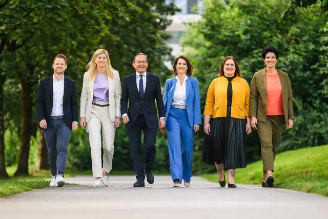 Das ÖVP NR-Wahlkampfteam (v.l.) LGF Nikolaus Stampfer, BA MSc – Abg. z. NR Tanja Graf – Abg. z. NR Peter Haubner – BM Mag. Karoline Edtstadler  – Abg. z. NR. Carina Reiter – Vbgm. Sandra Hasenauer | Foto: ÖVP Salzburg