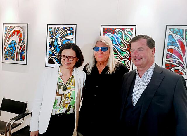 Sandra Holasek, Frank Peter Hofbauer und Bernd Holasek vor Hofbauers Grafiken. | Foto: H. Hofbauer