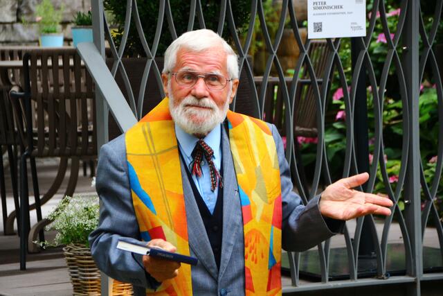 Die Segnung der Marmorstele wurde dem Pfarrer und Seelsorger Richard Schwarzenauer vorgenommen. | Foto: Martin Schöndorfer, 2024