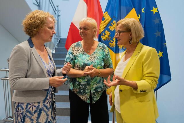 Bürgermeisterin Andrea Kö hat in intensiven Gesprächen mit Landeshauptfrau Johanna Mikl-Leitner (r.) und der ressortzuständigen Landesrätin Christiane Teschl-Hofmeister (l.) die Erhaltung des Standorts Perchtoldsdorf für ein Pflegeheim erreicht.  
 | Foto: Denise Gotsmy/zVg
