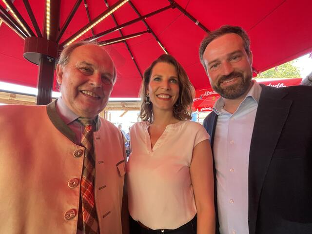 Auftakt zum Nationalratswahlkampf in Salzburg der Spitzenkandidatin Karoline Edtstadler. Im Bild mit (v.l.) Vater Karl und Landeshauptmann-Stellvertreter Stefan Schnöll.  | Foto: Martin Schöndorfer, 2024