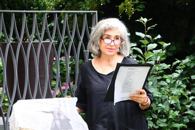 Brigitte Karner beim Vortrag des Gedichtes. | Foto: Martin Schöndorfer, 2024