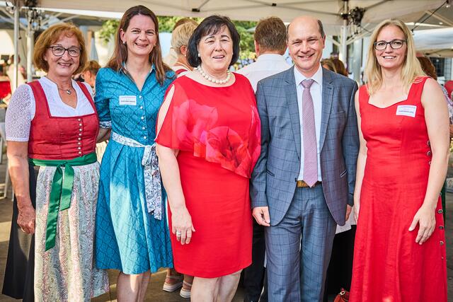 Bgm. Juliana Günther konnte im Gespräch mit Gemeindebundpräsident DI Johannes Pressl (3 u. 4vl), Bgm. Maria Kogler, Bgm. Mag. Kerstin Suchan-Mayr und Bgm. Manuela Zebenholzer viele neue Ideen für eigene Projekte sammeln, die der Weiterentwicklung der Gemeinde zugute kommen werden
 | Foto: Franz Gleiß