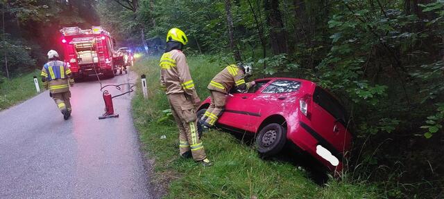 Bei der wilden Flucht des deutschen Lenkers vor der Polizeikontrolle in Bad Reichenhall, kam sein Fahrzeug in Großgmain von der Fahrbahn ab. | Foto: Freiwillige Feuerwehr Großgmain