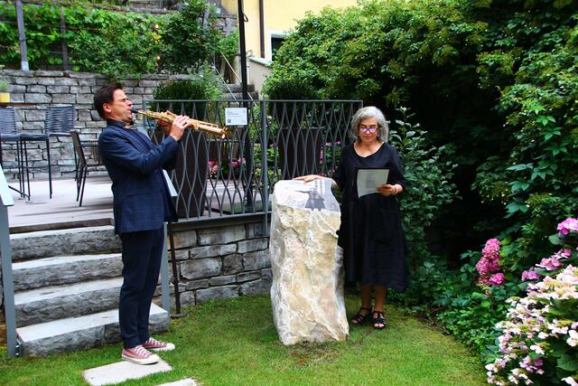 Einweihung der Stele für Peter Simonischek in Golling. "Von den Sternen kommen wir, zu den Sternen gehen wir", aus einem Gedicht von Ernesto Cardenal, vorgetragen von Brigitte Karner, untermalt von Edgar Unterkirchner.  | Foto: Martin Schöndorfer, 2024
