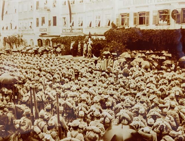 Kundmachung am Schärdinger Stadtplatz nach dem Ausbruch des 1. Weltkriegs mit zahlreichen Soldaten, die anschließend in den Krieg zogen. | Foto: Stadtarchiv Schärding