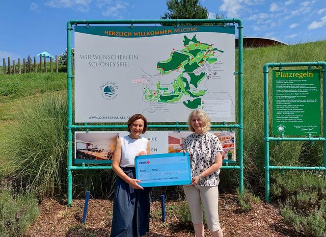 Den Erlös aus dem Schätzspiel im Rahmen des Golf-Marathons übergab Golfschaukel-Leiterin Astrid Wilfing (rechts) an Krebshilfe-Geschäftsführerin Andrea Konrath. | Foto: Krebshilfe