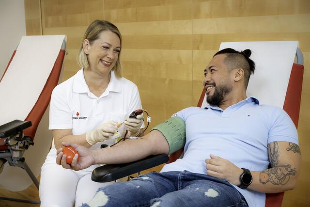 Blutspenden wird auch bei Hitze gut verkraftet. Man sollte allerdings ausreichend trinken, die Sonne und Anstrengungen (ver)meiden. | Foto: Rotes Kreuz