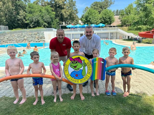 ASKÖ Präsident Maximilian Köllner und Landesrat Heinrich Dorner mit den Kindern beim Schwimmkurs. | Foto: Hannah Grandits