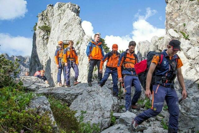 Das Schöne an der Bergrettung ist, dass „alte Hasen“ und „junge Wilde” gemeinsam im Verein mitwirken, beide Seiten voneinander Lernen und miteinander Freude an ihrer ehrenamtlichen Tätigkeit haben. | Foto: Bergrettung Salzburg