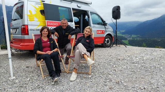 Irene Eigler und Armin Walch von der Burgenwelt mit Moderatorin Barbara Kohla (v.l.). | Foto: Patricia Graeff