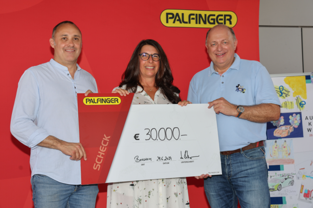 Der zweite stellvertretende Aufsichtsratsvorsitzende der Palfinger AG Hannes Palfinger (links) und der CEO der Palfinger AG Andreas Klauser (rechts) bei der Scheckübergabe an die Obfrau der Salzburger Kinderkrebshilfe Claudia Kopp. | Foto: Palfinger AG
