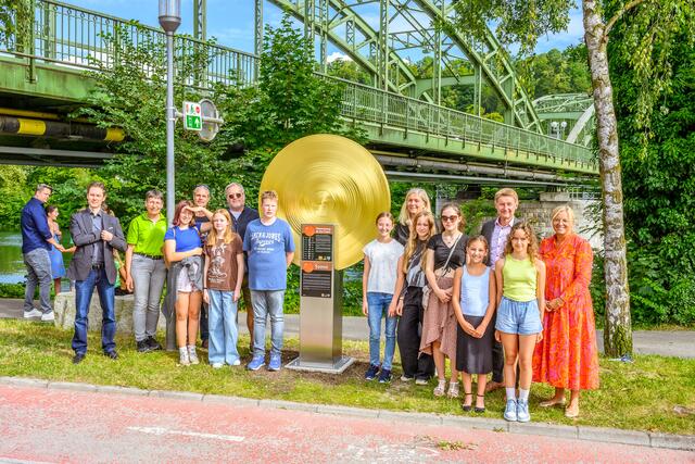 Die Stadtgärtnerei-Referenten Vizebürgermeister Gerhard Kroiß und Vizebürgermeisterin Christa Raggl-Mühlberger eröffnen gemeinsam mit Schülerinnen und Schülern des Welser Gymnasiums des Vereins für Franziskanische Bildung, deren Andreas Vogl sowie Welios-Geschäftsführer Michael Holl und Cordula Stroh den runderneuerten Planetenweg am Traunufer. | Foto: Stadt Wels