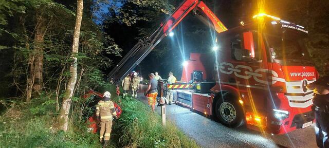Das völlig beschädigte Fahrzeug wurde von einem Abschleppunternehmen mit Unterstützung der Freiwilligen Feuerwehr Großgmain geborgen. | Foto: Freiwillige Feuerwehr Großgmain