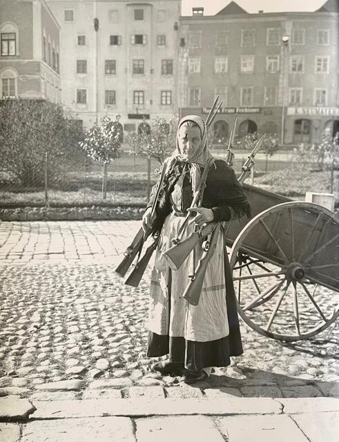 Der Anblick von Soldaten oder Menschen mit Gewehren am Schärdinger Stadtplatz wurde mit Ausbruch des 1. Weltkriegs zur Selbstverständlichkeit. | Foto: Stadtarchiv Schärding