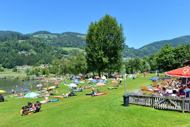 Im Strandbad am Urbansee findet jeder Besucher seinen Platz. Im Restaurant gibt's italienische Spezialitäten, Eis, Getränke &amp; mehr. | Foto: Kärnten Pictures, Ingolf Wachs