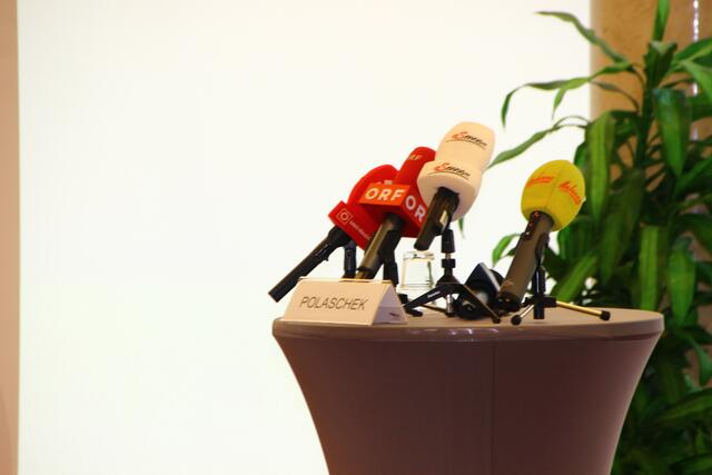 Die Mikrophone stehen bereit. | Foto: Martin Schöndorfer, 2024