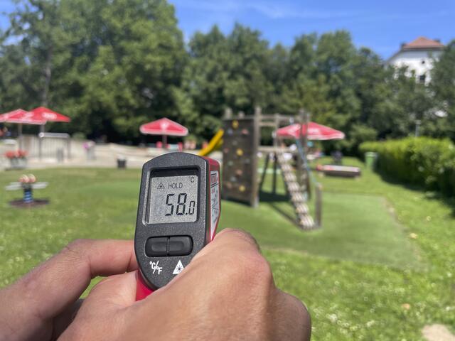 Die Temperaturmessung bei den Spielgeräten im Ternitzer blub zeigt: die Geräte haben 58°C. | Foto: Santrucek