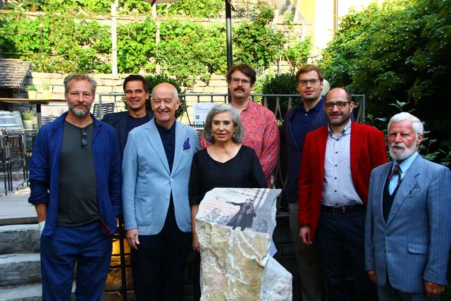 Bei der Einweihung (v.l.): Alexander Steinwendtner (Bildhauer), Edgar Unterkirchner (Saxofonist), Hermann Döllerer (Festspielobmann), Brigitte Karner,  Kaspar und Benedikt Simonischek, Martin Dietrich (Bürgermeister), Richard Schwarzenauer (Priester).   | Foto: Martin Schöndorfer, 2024