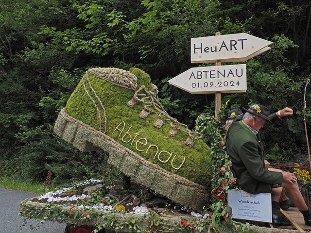 Das Lammertaler HeuART-Fest verwandelt Abtenau in ein kunterbuntes Festivalgelände mit Brauchtumsgruppen, Live-Musik, Genuss- &amp; Handwerksmarkt, Kinderprogramm und dem weltgrößten HeuART-Corso.
 | Foto: TVB Abtenau