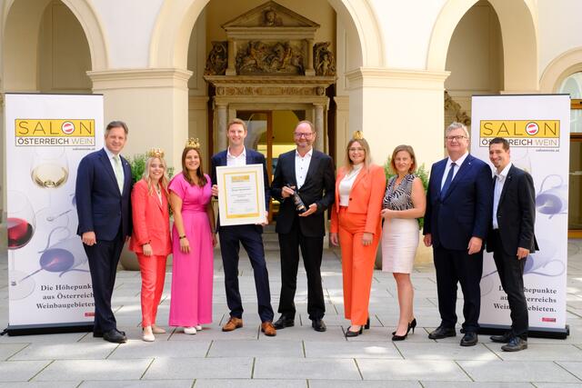 Johannes Schmuckenschlager (Präsident Österreichischer Weinbauverband), Sophie I (Österreichische Weinkönigin), Hannah Wetschka (Burgenländische Weinkönigin), Weingut Hundsdorfer, Sophie I Smoley (Burgenländische Weinprinzessin), Verena Klöckl (Geschäftsführerin Weinbauverband Burgenland), Chris Yorke (Geschäftsführung ÖWM), Christian Zechmeister (Geschäftsführer Wein Burgenland). | Foto: ÖWM/Hans Leitner