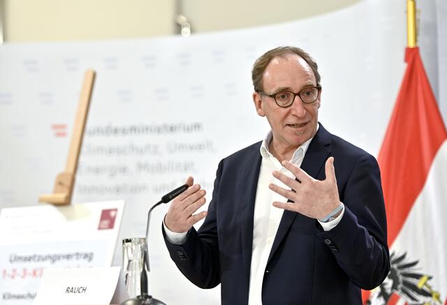 Mit der neuen Erhebung lasse sich nun erstmals in Zahlen ausdrücken, "wie wertvoll diese Arbeit ist", so Sozialminister Johannes Rauch (Grüne). | Foto: APA Picturedesk