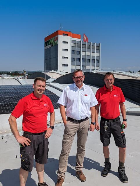 Herbert Sterner und sein Team führten den Großteil der Arbeiten an der PV-Anlage in Marchtrenk laut Hoval in Eigenregie durch.  | Foto: Hoval