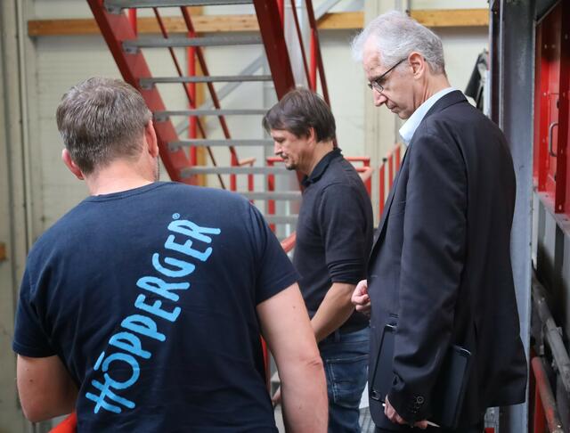 Oliver Bauer, Qualitätsbeauftragter von Höpperger Umweltschutz, und Simon Hackl, Betriebsleiter TRG, beim Kontrollgang mit Gerhard Reichart vom TÜV Süd Österreich.  | Foto: Höpperger Umweltschutz