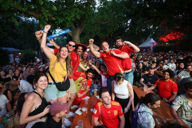 Viele spanische Fans feierten den Erfolg ihrer Nationalmannschaft am vergangenen Sonntag in der Fanzone Prater. | Foto: Denise Auer/Heute