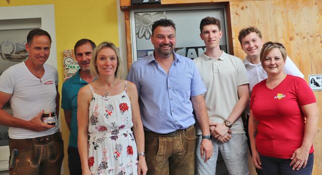 Sommergenuss-Organisator Markus Konrad (Bildmitte) mit regionalen Produzenten, die in Lieboch zum Verkosten ihrer Produkte luden.  | Foto: Edith Ertl