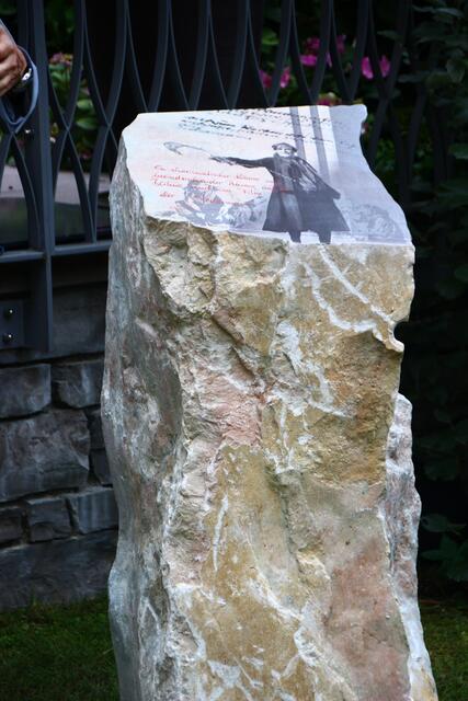 Die Marmorstele (Adneter Marmor) des Bildhauers Alexander Steinwendtner zeigt ein Bildnis des Jedermann-Darstellers Peter Simonischek, die mit einer handschriftlichen Notiz seiner Gattin Brigitte Karner versehen ist. | Foto: Martin Schöndorfer, 2024